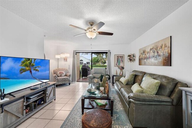 Building Photo - 9468 S Palm Dr