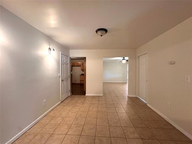 Building Photo - 400 Sun Bonnet Dr