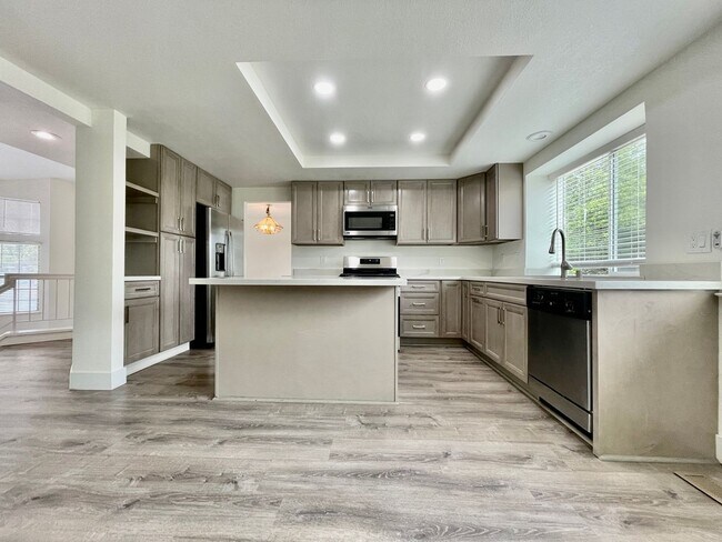Building Photo - 2821 Bellflower Dr