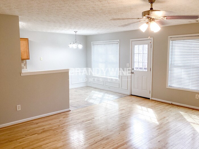 Building Photo - 687 Lakes Cir