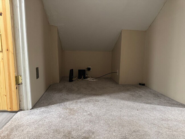 Building Photo - Newly Remodeled 3-4 bedroom Single family home