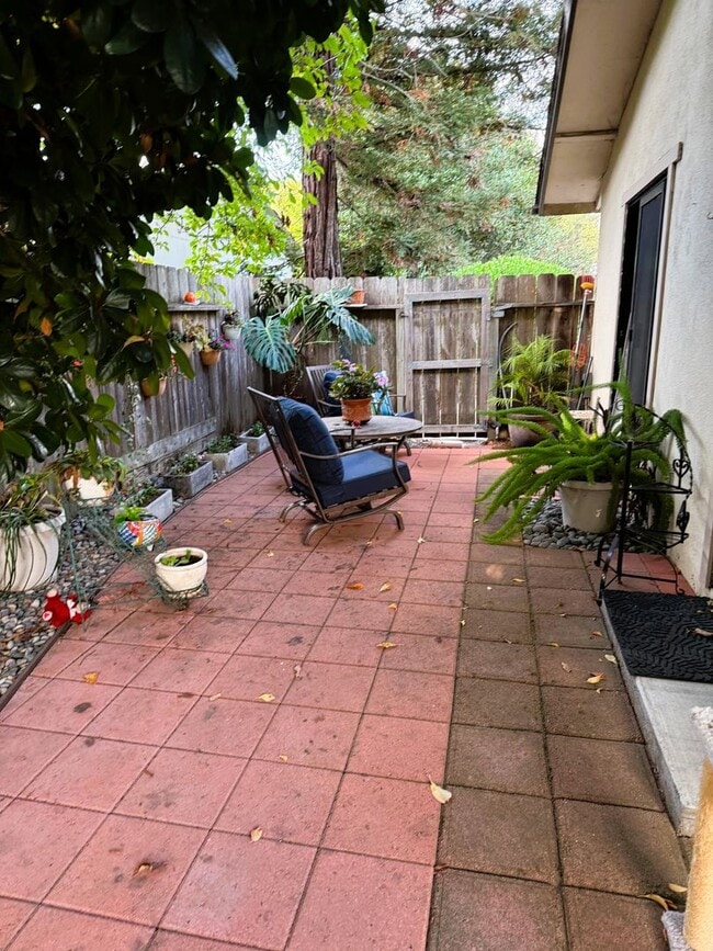 Building Photo - Delightful Home with Fenced Yard Great Cul...