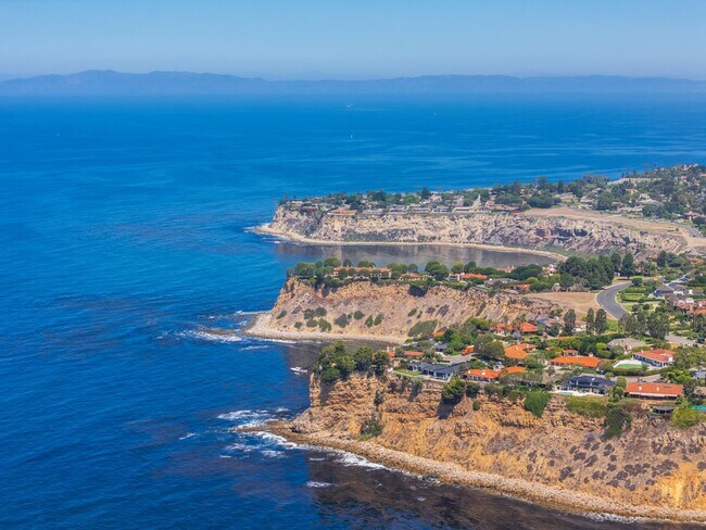 Building Photo - Gorgeous 5 Bedroom Home with sweeping view...