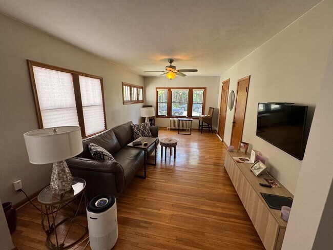 Building Photo - Gorgeous Single Family Home In Bryn Mawr - Available 8/15!