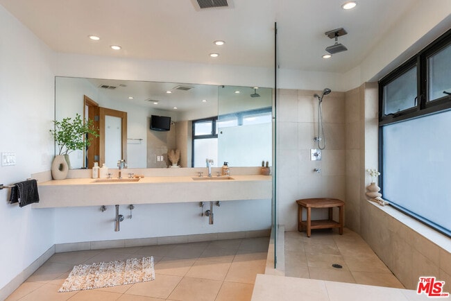 Building Photo - 8634 Franklin Ave