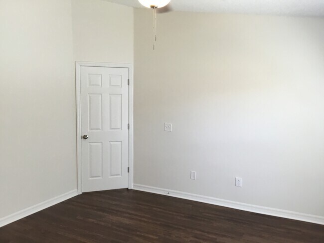 Building Photo - 914 Stallion Way