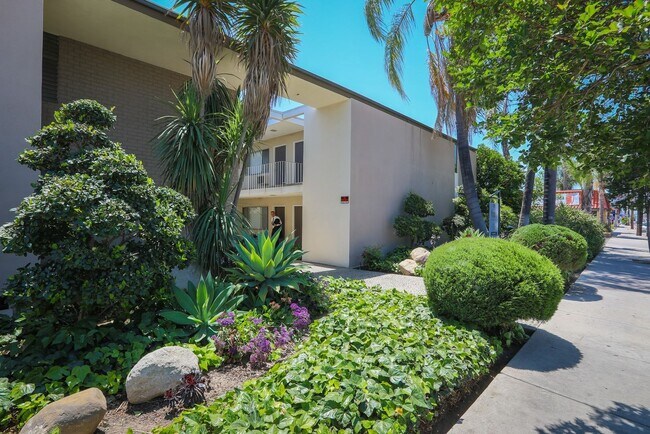 Building Photo - 14024 Oxnard St