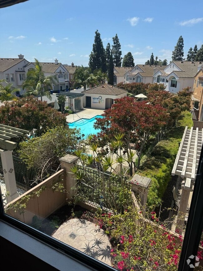 Building Photo - Spacious 3-Bedroom, 2.5-Bathroom Home