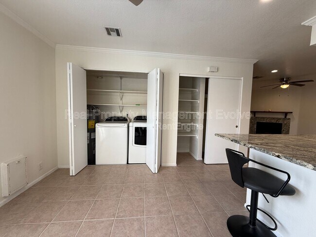 Building Photo - 502 W Yukon Dr