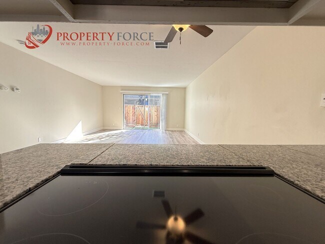 Building Photo - 946 Tamarack Ln