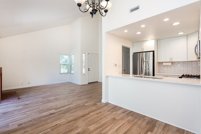 Building Photo - Charming Remodeled Townhome!