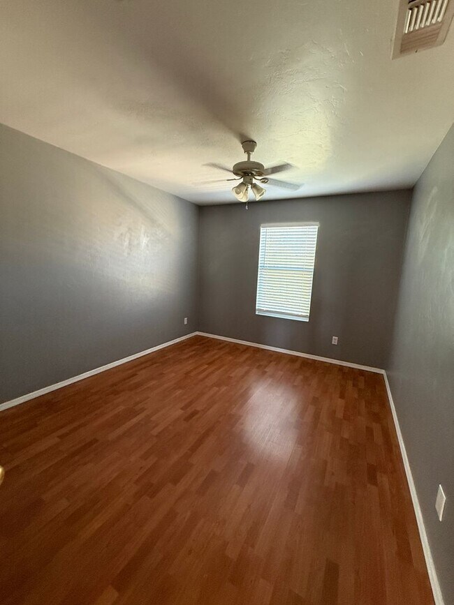 Building Photo - Beautiful 3-bed, 2-bath corner lot home in the desirable Riverhaven Community