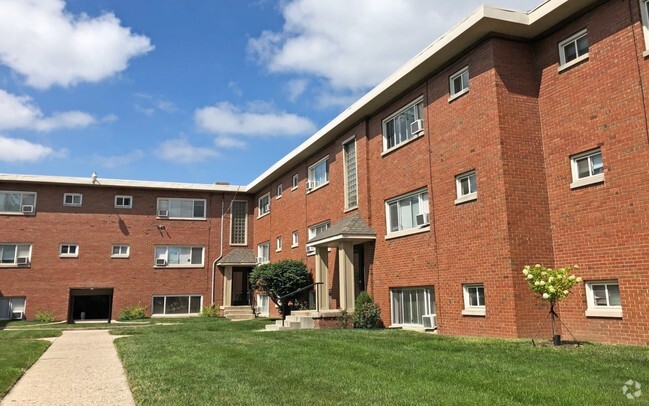 Building Photo - Maple Court