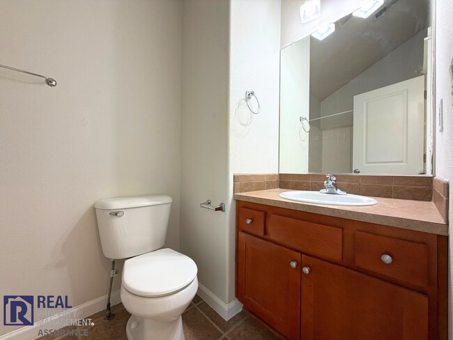Building Photo - Bright 2-Bed, 2.5-Bath Beaverton Townhouse with Attached Garage & AC