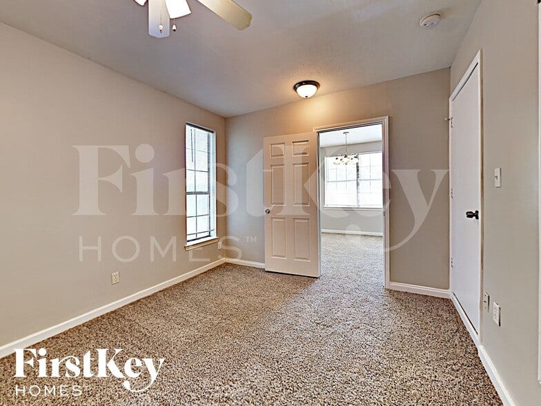 Building Photo - 213 E 5th St