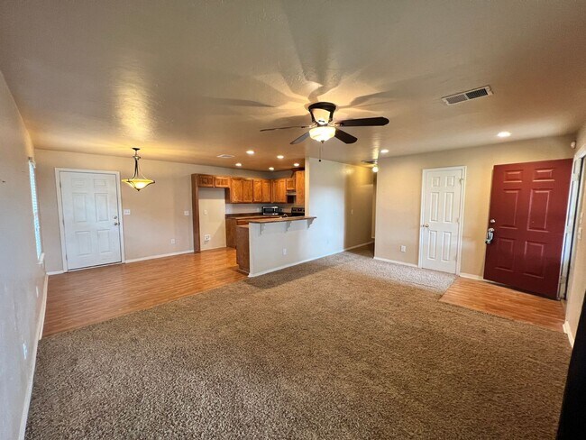 Building Photo - $500 OFF FIRST MONTHS RENT | Sweet Home in Hope Crossing!