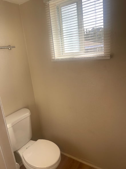 Building Photo - 606 W 4th Ave