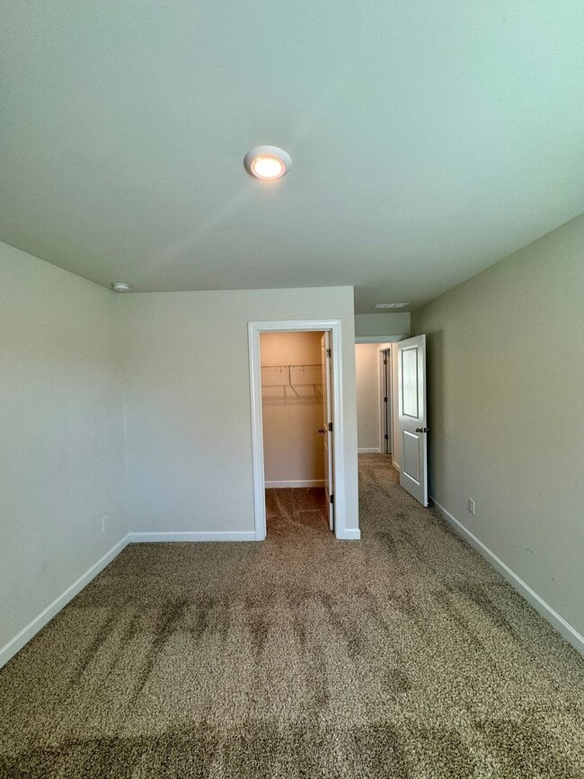 Building Photo - 3BR/2.5BA; Desirable Belmont Location