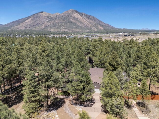 Building Photo - Gorgeous Furnished Country Club Rental