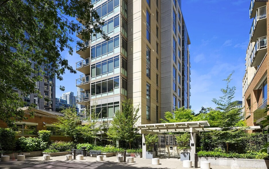 Building Photo - 900 Lenora St