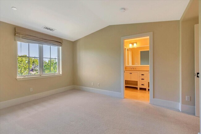 Building Photo - Beautiful Tri-Level 4 bedroom, 3.5 Bathroom, 2,150 SqFt Home in Downtown Campbell!