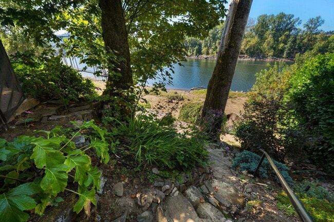 Building Photo - 14239 SE Fairoaks Ln