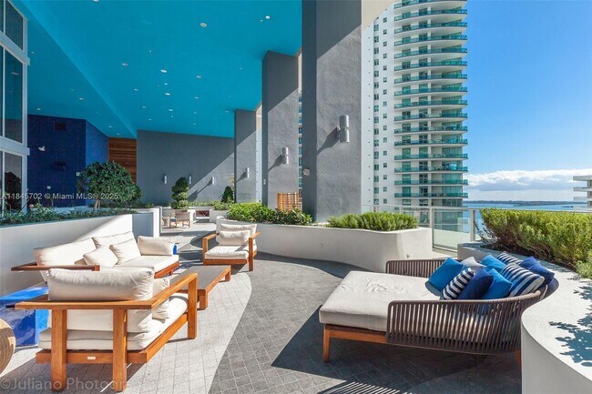 Building Photo - 1300 Brickell Bay Dr