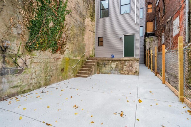 Building Photo - 4025 Lancaster Ave