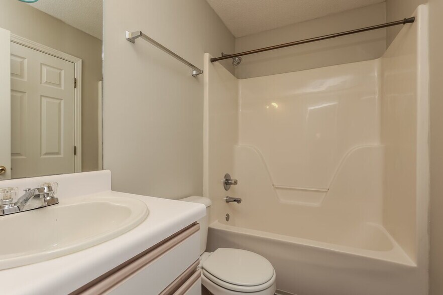 Building Photo - 1464 Rochester Dr