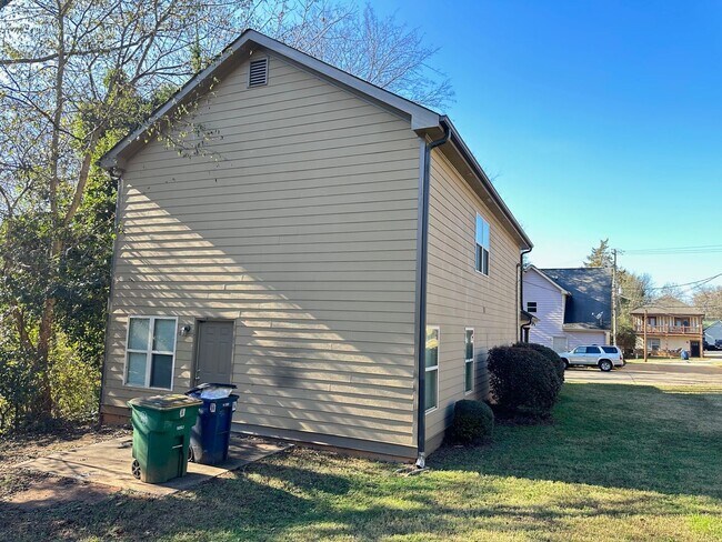Building Photo - Five Bedroom Near Downtown Available for P...