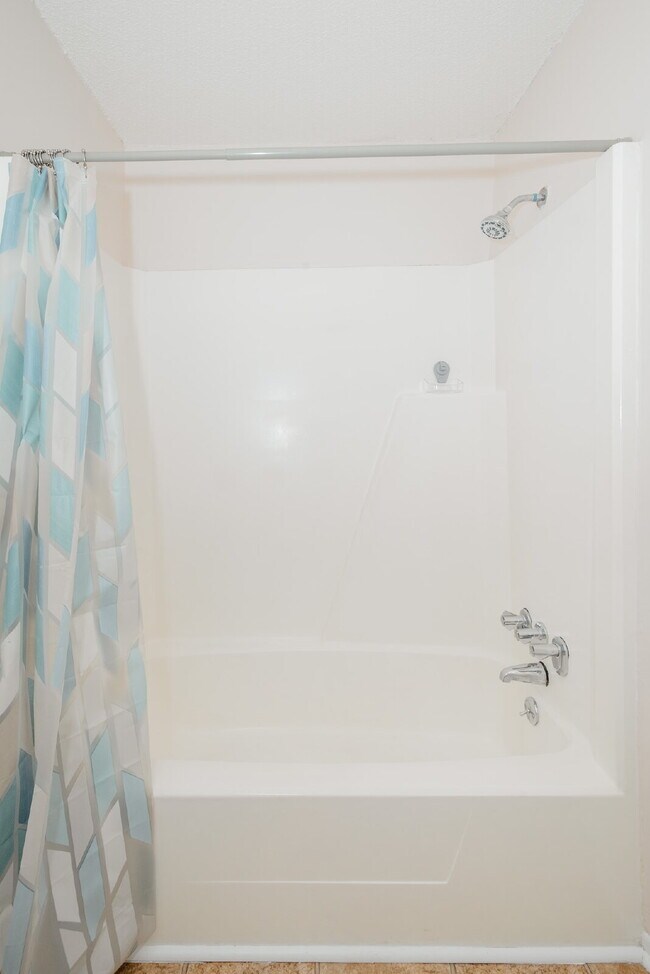 Building Photo - Beautiful 3-Bedroom Townhome in Convenient West Ashley Location!