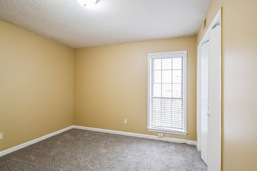 Building Photo - 2176 Woodfield Park Rd