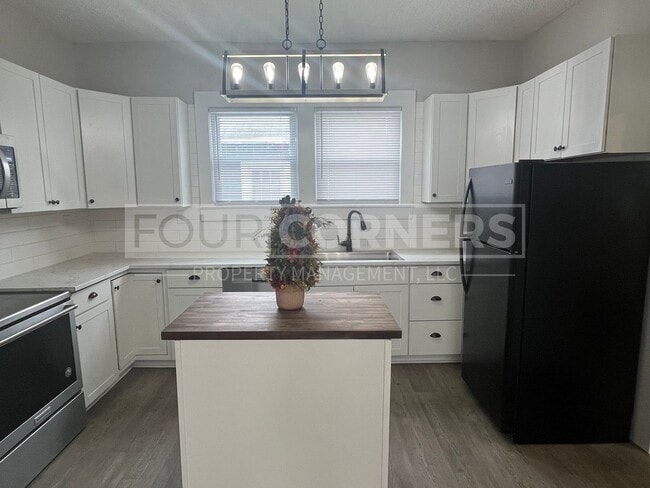 Building Photo - Beautiful 4 Bedroom 3 Bath Home