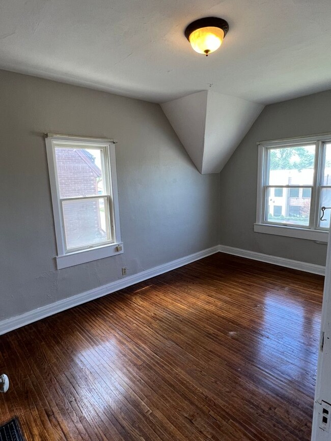 Building Photo - 3 Bedroom Available August 2025; $1,650 Mo...