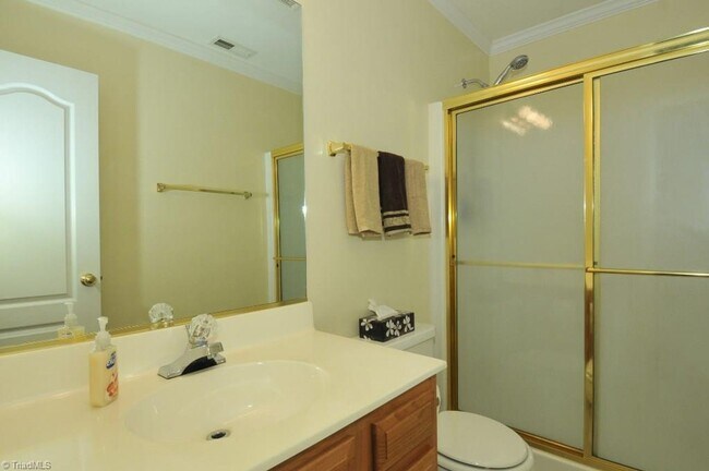 Building Photo - One level living with 1 car garage on golf course