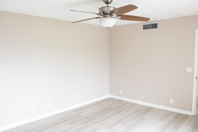 Building Photo - 70 Lake Arbor Dr