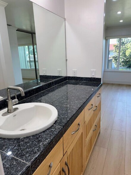 Building Photo - 4894 Rue Le Mans