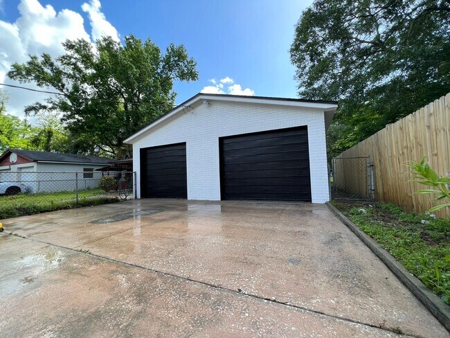 Building Photo - 1053 Ellis Rd S