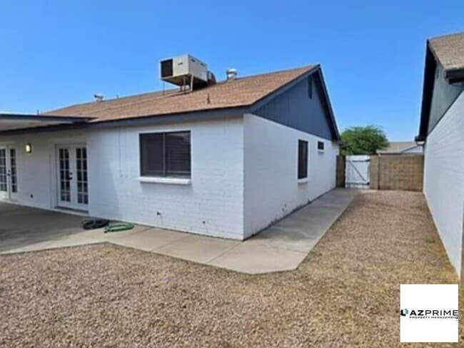 Building Photo - This home is adorable!