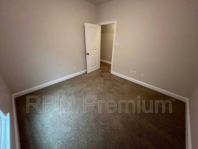 Building Photo - 6212 Lake Edge Dr