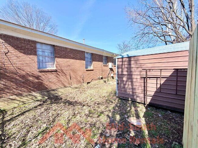 Building Photo - 2054 Benford St