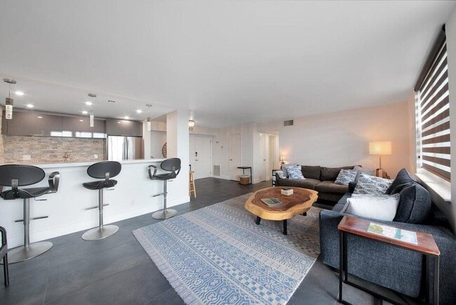 Building Photo - 2881 NE 33rd Ct