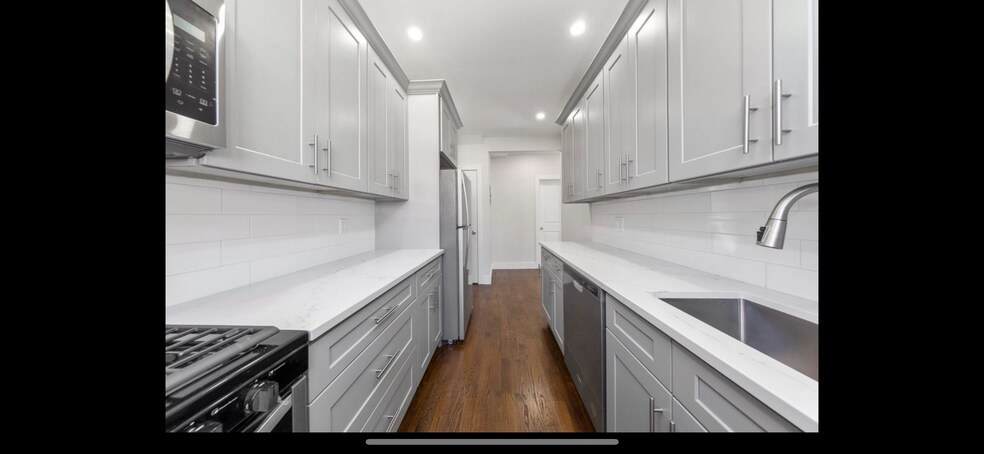 Building Photo - 2452 33rd St