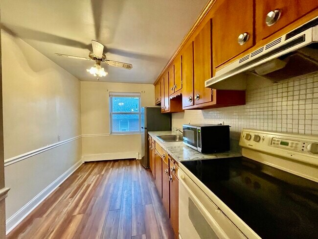 Building Photo - 39 Montvale Ave
