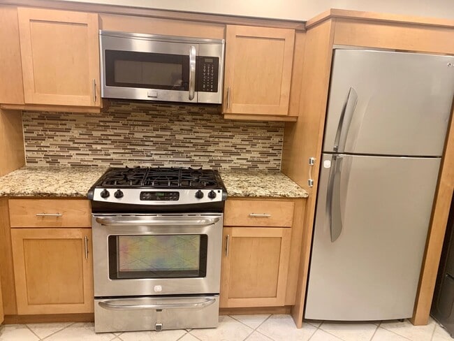 Building Photo - Amazing 2-Bedroom Townhouse Located in Bella Vista! Available mid-July!