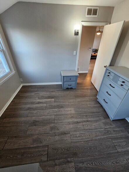 Building Photo - 118 S Kenmore Dr