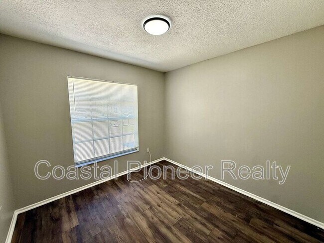 Building Photo - 1242 Coolmont Dr