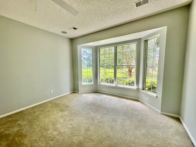 Building Photo - Outstanding Two Bedroom Home in Sun City!