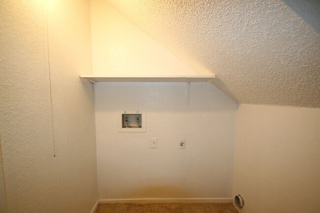 Building Photo - 3732 Bonnie Dr