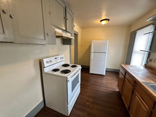 Building Photo - For Rent: Charming 2 Bed, 1 Bath Home in C...
